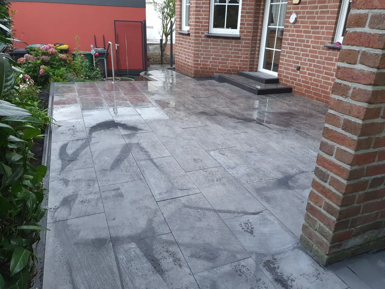 Präzise verlegte Großformat-Terrassenplatten mit spiegelndem Wassereffekt