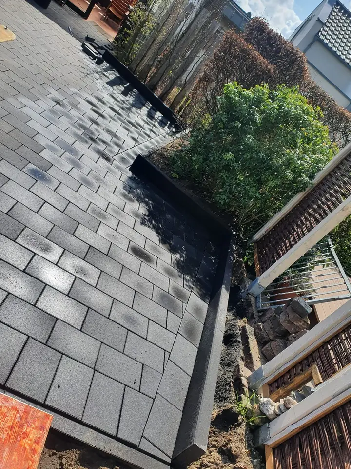 Pflasterfläche mit integrierter Baumscheibe und handwerklich gesetzter Blockstufentreppe