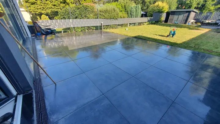Dunkle keramische Terrassenplatten mit exakt geführtem Gefälle