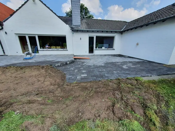 Großzügige Terrassenfläche mit sauber verlegtem Plattenbelag am Wohnhaus