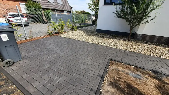 Fachgerecht gepflasterte Garagenzufahrt mit dauerhafter Tragfähigkeit