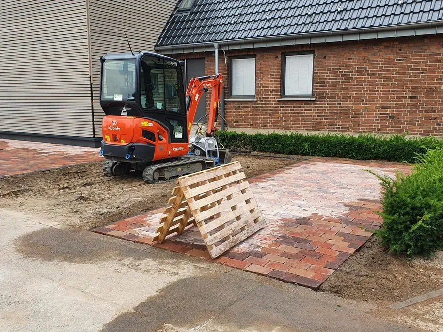 Erd- & Baggerarbeiten von Gartenbau Deliu – Präziser Bodenaushub, Geländemodellierung und Baugrundvorbereitung: Ausgeführt mit eigenem Maschinenpark – termintreu, wirtschaftlich und bodenschonend.