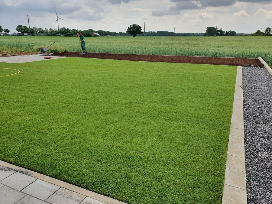 Garten- & Anlagenpflege von Gartenbau Deliu – Fachgerechter Gehölzschnitt, dichte Rasenflächen und nachhaltige Beetpflege – werterhaltende Pflegekonzepte für private Gärten und Gewerbeobjekte.