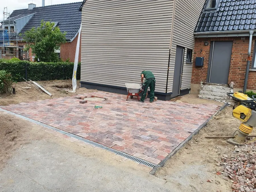 Natursteinarbeiten von Gartenbau Deliu – Ausdrucksstarker Naturstein und edles Betonwerksteinpflaster: Zeitlose Terrassenbeläge, solide Trockenmauern und meisterhaft gesetzte Stufenanlagen.