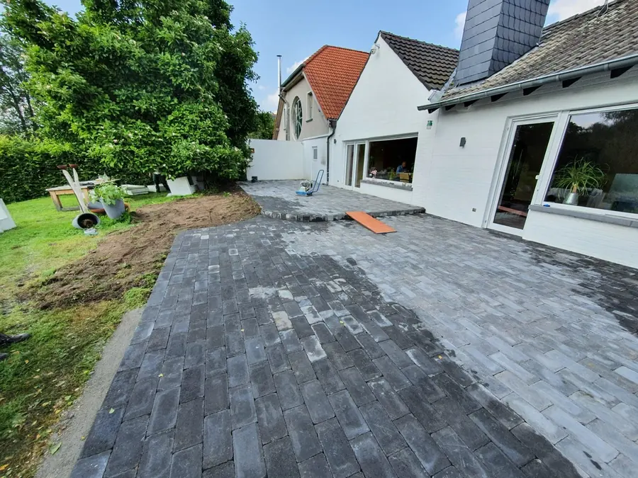 Pflasterarbeiten & Wegebau von Gartenbau Deliu – Terrassen, Zufahrten und Gartenwege: Tragfähiger Unterbau, millimetergenaue Verlegung und formstabile Randabschlüsse für dauerhafte Belastbarkeit.
