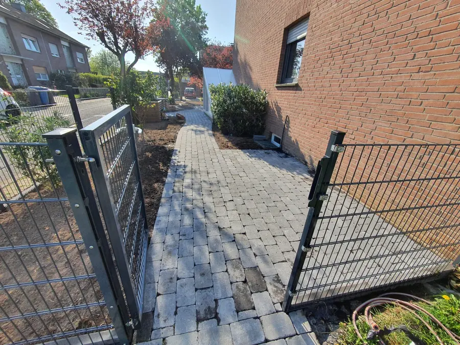 Zaunbau & Sichtschutz von Gartenbau Deliu – Doppelstabmatten, moderne Holzelemente und maßgenaue Toranlagen: Fluchtgerecht ausgerichtet und dauerhaft sturmsicher im Fundament verankert.